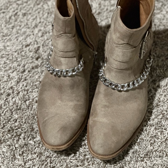 Men’s Tan suede boots with cowboy chain accents - Picture 4 of 4